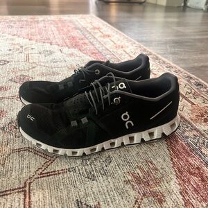 ONCLOUD WOMENS SIZE 8